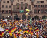 The German World Cup squad are greeted by crowds in Frankfurt (July 2002)
